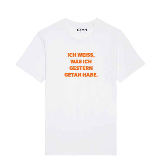 Basic-T-Shirt "Ich weiß, was ich gestern getan habe" in weiß, Druckfarbe orange