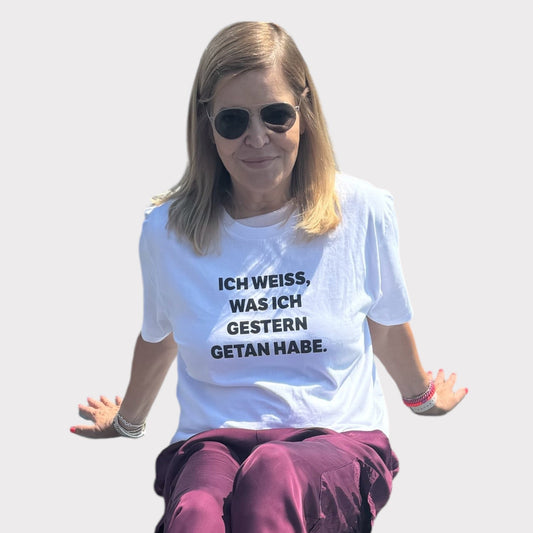 T-Shirt "Ich weiß, was ich gestern getan habe" in weiß, Druckfarbe schwarz