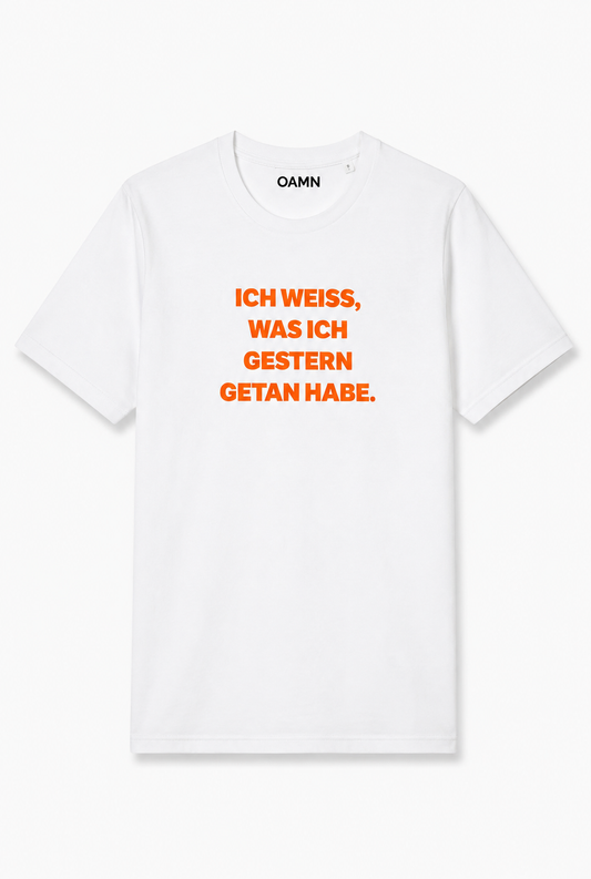 Basic-T-Shirt "Ich weiß, was ich gestern getan habe" in weiß, Druckfarbe orange