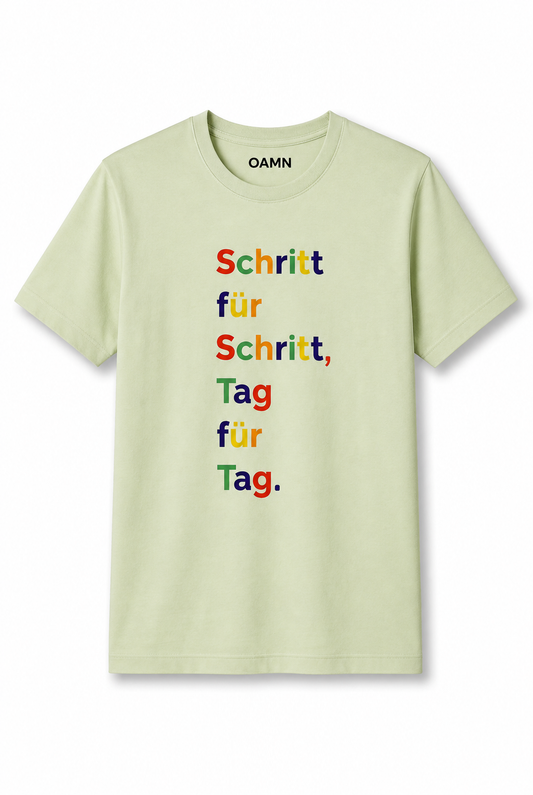 Leichtes T-Shirt "Schritt für Schritt, Tag für Tag" Farbe: stermgreen, Druckfarben: bunt
